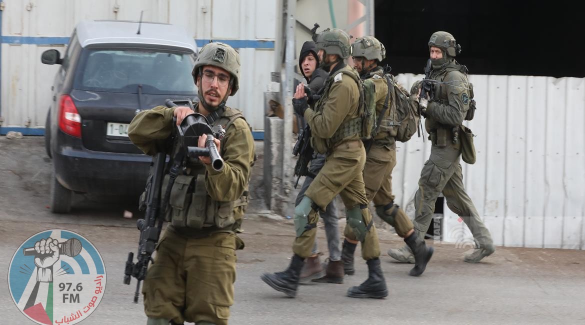الاحتلال يعتقل 19 مواطنا من الضفة وقطاع غزة