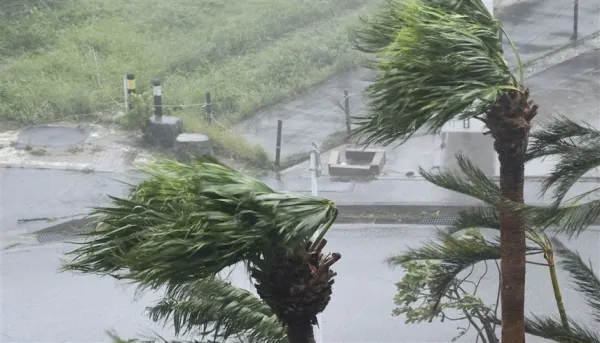 الإعصار لان يضرب غرب اليابان