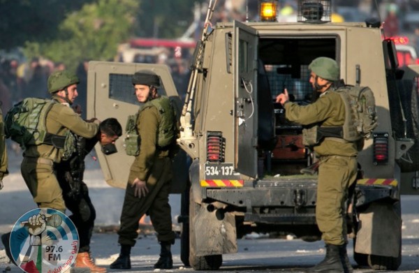 الاحتلال يعتقل طالبا جامعيا على حاجز الجيب العسكري شمال القدس