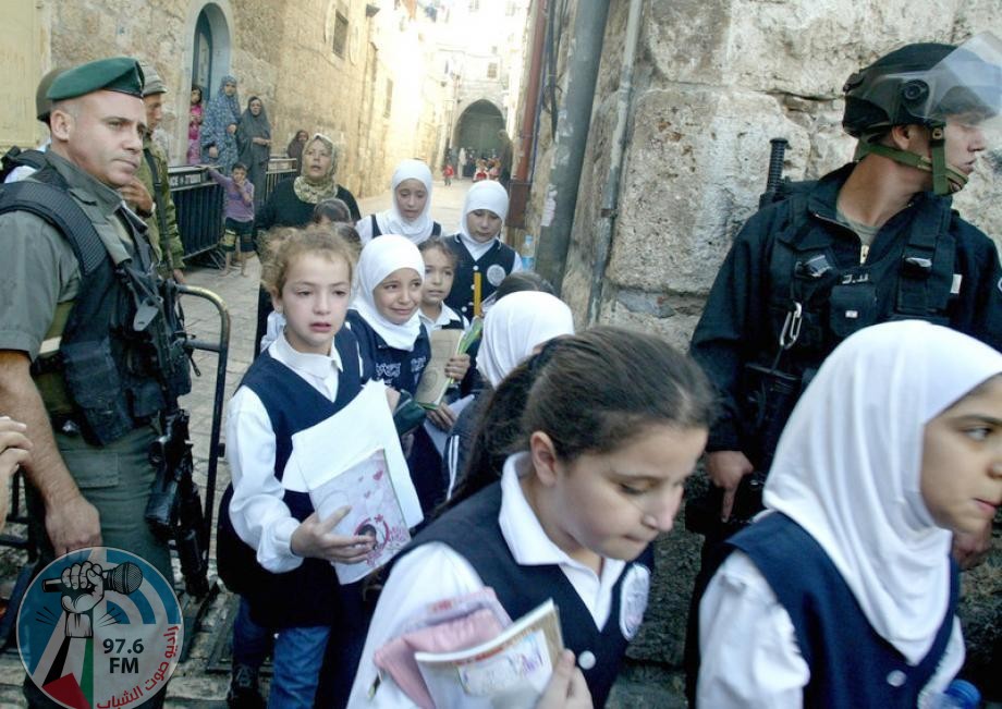الاحتلال يواصل استهداف المنهاج الفلسطيني: تفتيش حقائب الطلبة عند "الأقصى"