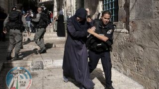 الاحتلال يعتقل شابين وفتاة من المسجد الاقصى