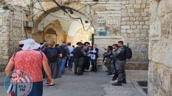 مستوطنون يؤدون طقوسا تلمودية في البلدة القديمة من مدينة القدس