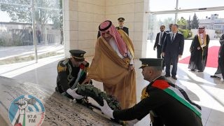 سفير السعودية يضع إكليلا من الزهور على ضريح الشهيد عرفات ويزور المتحف