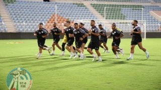 المنتخب الوطني يصل مسقط ويجري حصته التدريبية الأولى تحضيرا لمواجهة عُمان