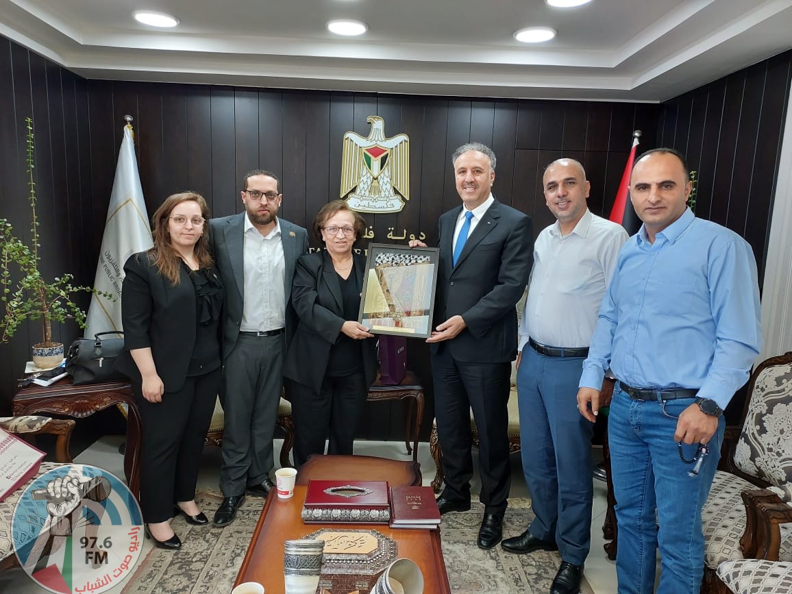 عائلة الراحل المناضل قدري أبو بكر تكرم الإعلام الرسمي