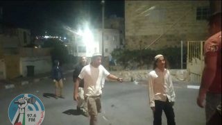 مستوطنون يهاجمون المواطنين ومنازلهم في حي تل الرميدة