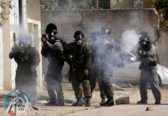 نابلس: الاحتلال يستهدف مدرسة برقة ويصيب معلما وطالبا بالرصاص الحي