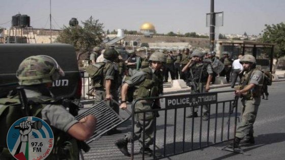الاحتلال يعتقل شابين ويحول القدس الى ثكنة عسكرية