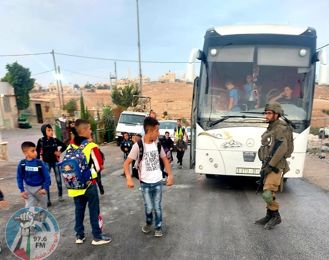 الاحتلال يحتجز مدير ومعلمي مدرسة شعب البطم بمسافر يطا جنوب الخليل
