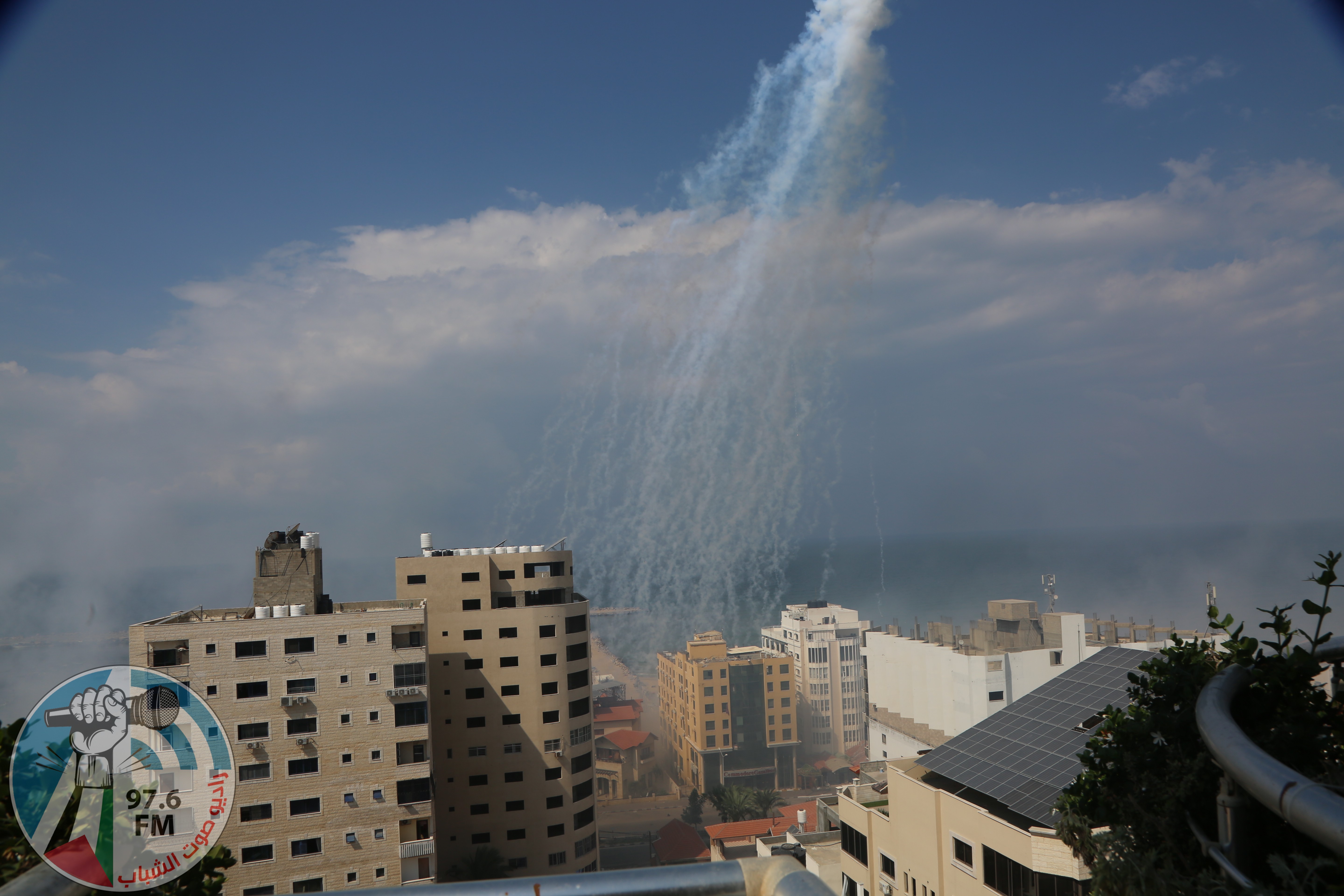 الاحتلال يقصف ميناء الصيادين غرب غزة بالصواريخ وقذائف الفسفور الأبيض