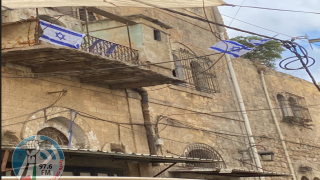 مستعمرون يرفعون علم الاحتلال على مبنى وسط مدينة الخليل