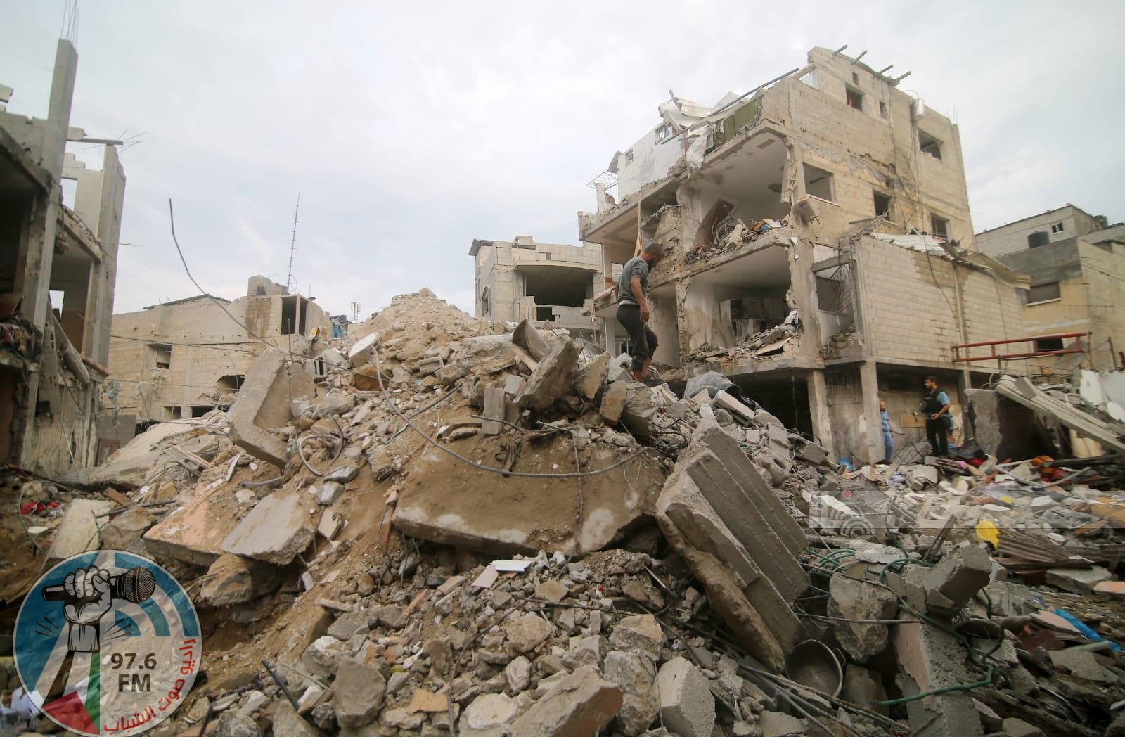 مجزرة جديدة في خان يونس: 16 شهيدا بقصف منزلين على رؤوس ساكنيهما