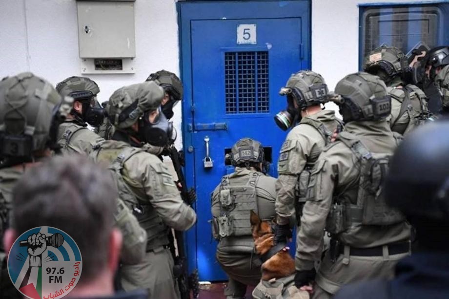إدارة سجون الاحتلال تغلق كافة الأقسام في السجون