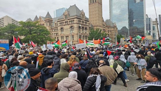 الآلاف يتظاهرون في كندا