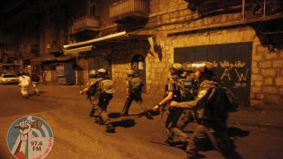 الاحتلال يعتقل 16 مواطنا من الخليل بينهم امرأة وصحفيان