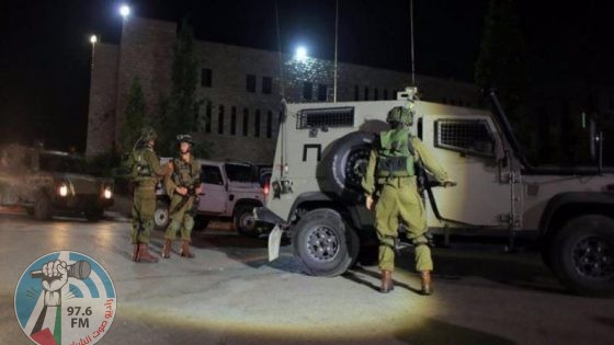 قوات الاحتلال تقتحم حرم جامعة بيرزيت وتصيب شابا بالرصاص الحي