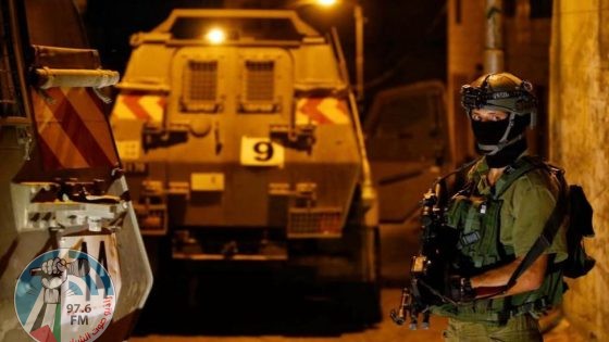 الاحتلال يعتقل 21 مواطنا بينهم أشقاء من الخليل