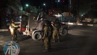 الاحتلال يعتقل ثمانية مواطنين بينهم امرأة ويستولي على معدات مطابع في الخليل