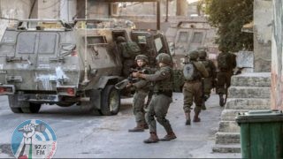 الاحتلال يعتقل مواطنا ويفتش منازل في نابلس