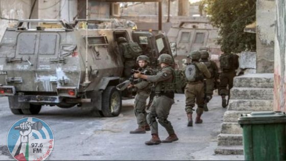 الاحتلال يعتقل مواطنا ويفتش منازل في نابلس