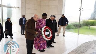 رئيسة الاتحاد البرلماني الدولي تضع إكليل زهور على ضريح الرئيس الراحل ياسر عرفات