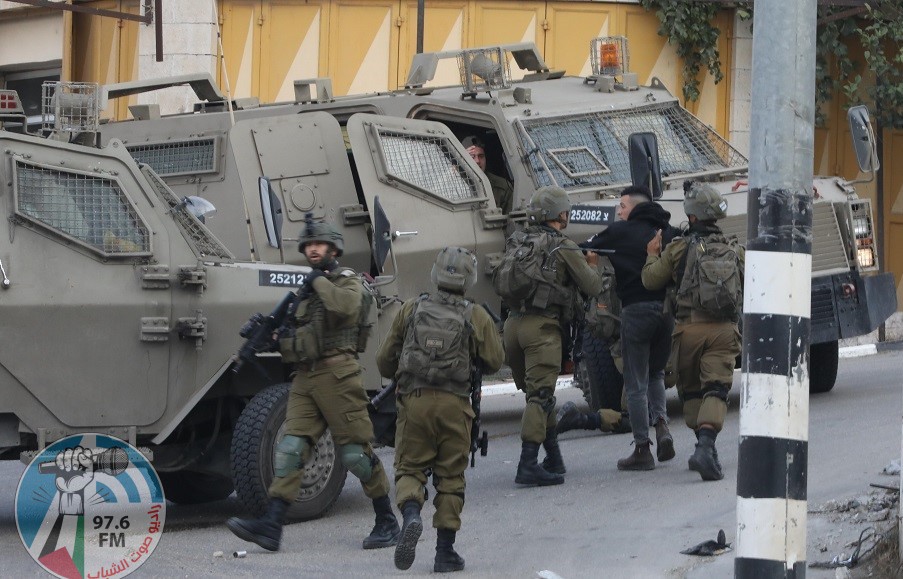 الاحتلال يعتقل سبعة مواطنين من الخليل