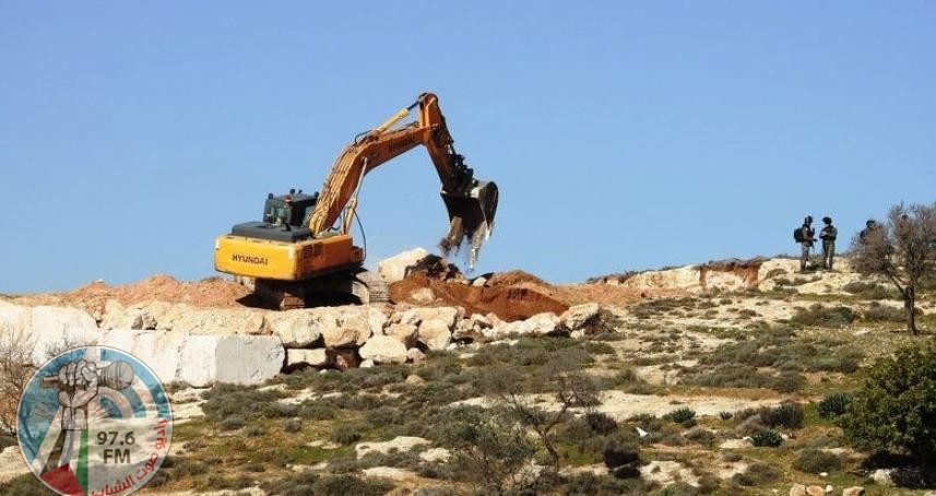 مستوطنون يشقون طريقا استيطانيا في مسافر يطا جنوب الخليل