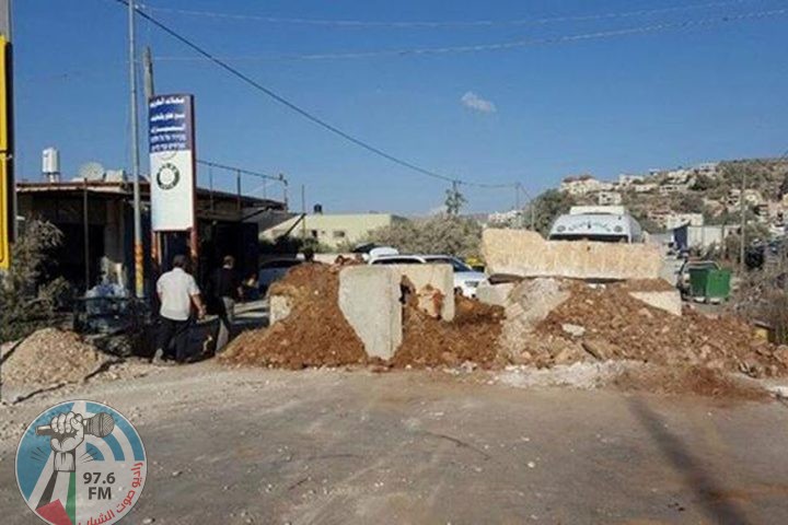 الاحتلال يغلق مدخل بلدة قصرة بالسواتر الترابية