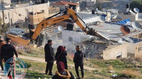 الاحتلال يهدم بنايتين سكنيتين ومخزنا ويحطم مركبات غرب رام الله