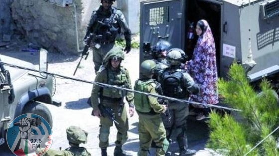 الاحتلال يعتقل 8 مواطنين من الخليل بينهم امرأة وشقيقان