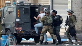 الاحتلال يصيب مواطنا ويعتقل خمسة آخرين في الخليل