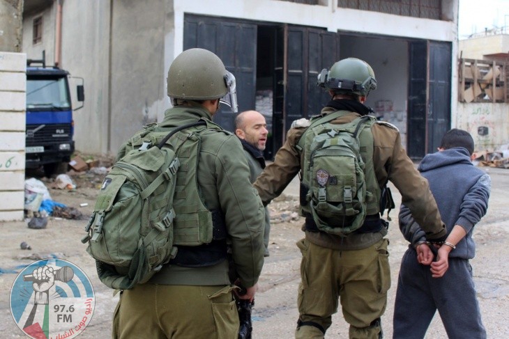 الاحتلال يعتقل ثلاثة مواطنين من مخيم العروب شمال الخليل
