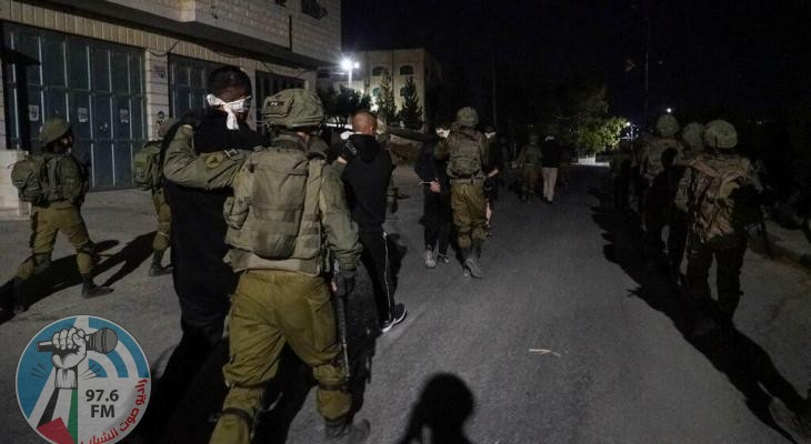 الاحتلال يعتقل ثمانية مواطنين من محافظة الخليل