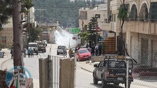 الاحتلال يعتقل شابا ويعتدي على آخر ويحطم صرح شهيد جنوب بيت لحم