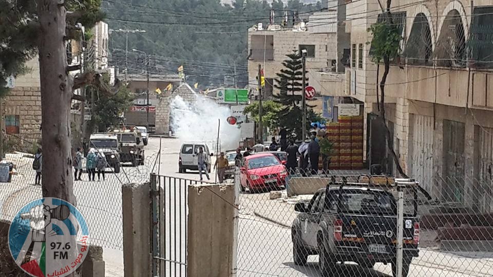 الاحتلال يعتقل شابا ويعتدي على آخر ويحطم صرح شهيد جنوب بيت لحم