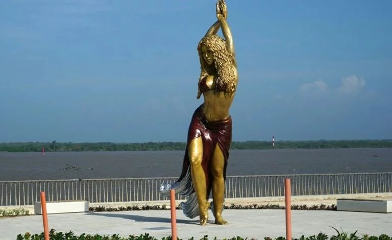 إزاحة الستار عن تمثال لشاكيرا في مسقط رأسها بارتفاع 6 أمتار