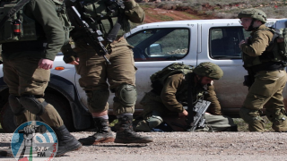 الاحتلال يعتقل ثلاثة مواطنين ويستولي على عشرات المركبات في الخليل