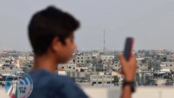 عودة الاتصالات الخليوية تدريجيا إلى مناطق في قطاع غزة