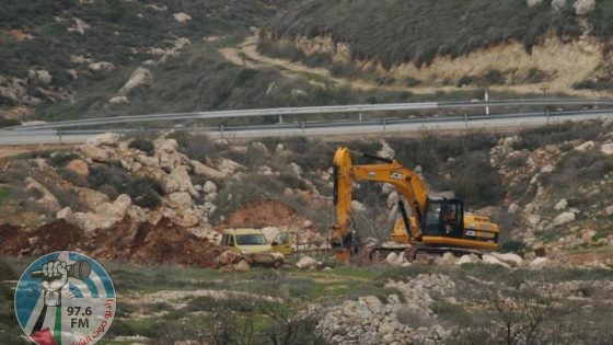 مستعمرون يشقون طريقا استعماريا في بتير غرب بيت لحم