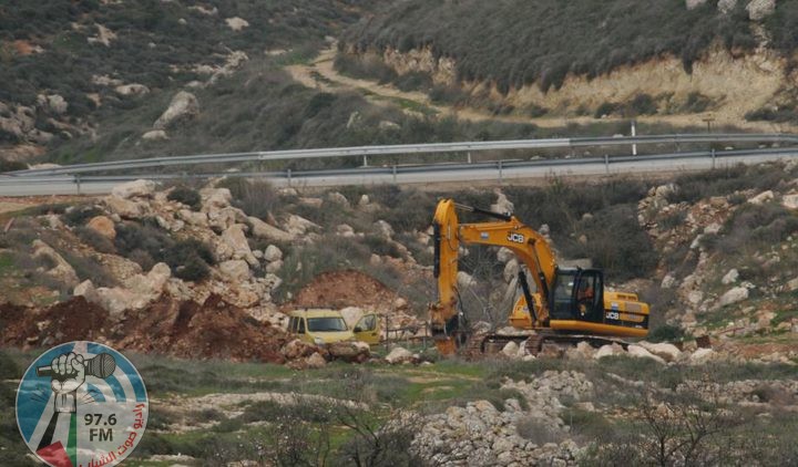 مستعمرون يشقون طريقا استعماريا في بتير غرب بيت لحم