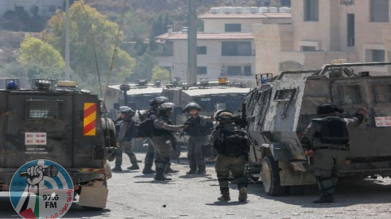 الاحتلال يعتقل ثلاثة مواطنين ويستولي على عدد من المركبات في يطا جنوب الخليل