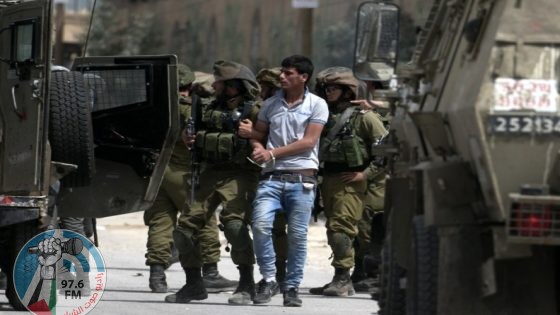الاحتلال يعتقل 3 مواطنين من رام الله بينهم أم ونجلها