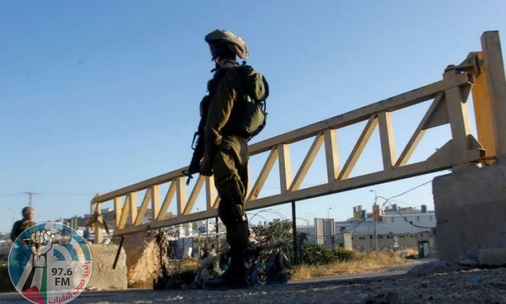 الاحتلال ينصب بوابة حديدية على مدخل مدينة قلقيلية