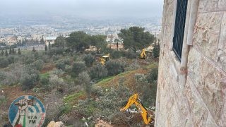 الاحتلال يجرف أراضي ويقتلع أشجارا ويعتقل مواطنين في بيت صفافا جنوب القدس