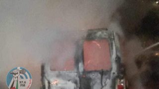 مستوطنون يشعلون النيران بمعرض للمركبات في بيتين شرق رام الله