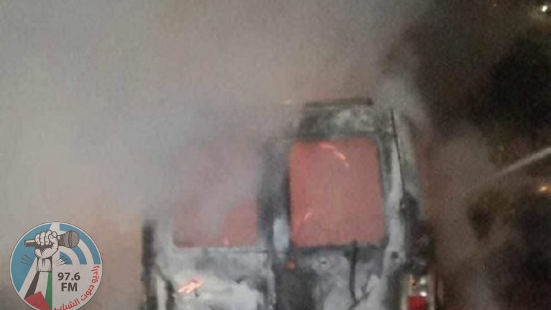 مستوطنون يشعلون النيران بمعرض للمركبات في بيتين شرق رام الله