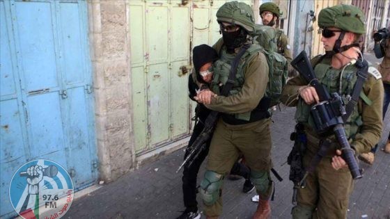 الاحتلال يعتقل طفلا وشابا ويسرق مبلغا ماليا في سلواد