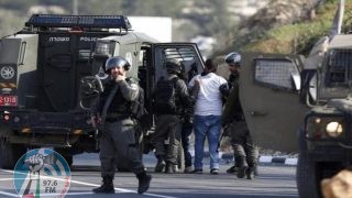 قوات الاحتلال تعتقل ثلاثة مواطنين من الخليل