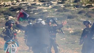 الاحتلال يقمع وقفة منددة باعتداءات المستعمرين بمسافر يطا وتعتقل أحد المتضامين