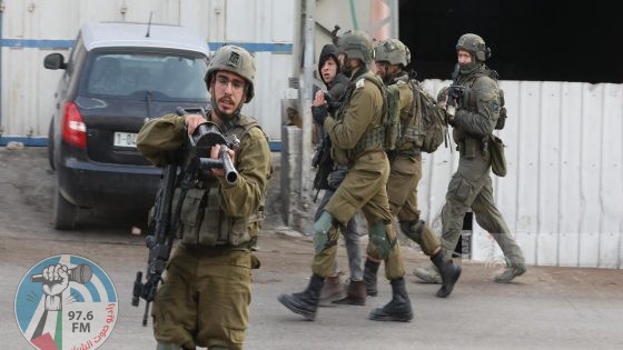 الاحتلال يعتقل مواطنا من نابلس والعشرات من عمال غزة
